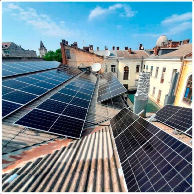 Сонячні панелі на даху міської будівлі